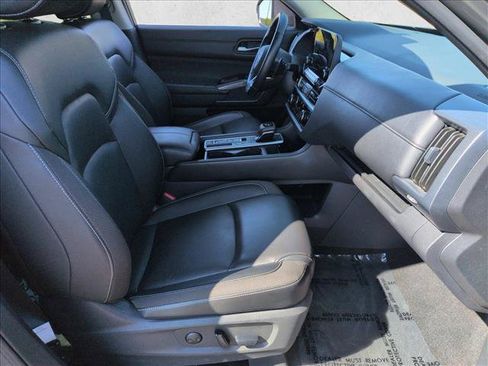 Used 2025 Nissan Pathfinder SL FWD image 26