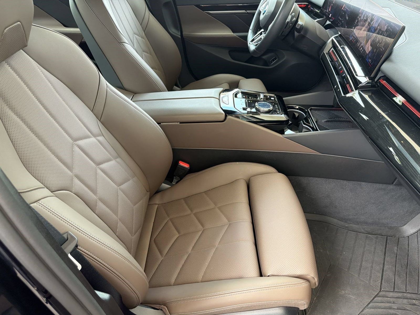 Used 2026 BMW 530i w/ M Sport Package RWD image 25