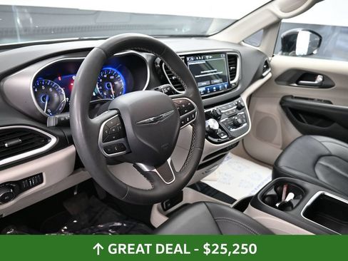 Used 2024 Chrysler Pacifica Touring-L FWD image 23