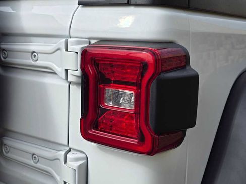 Used 2024 Jeep Wrangler Rubicon image 13