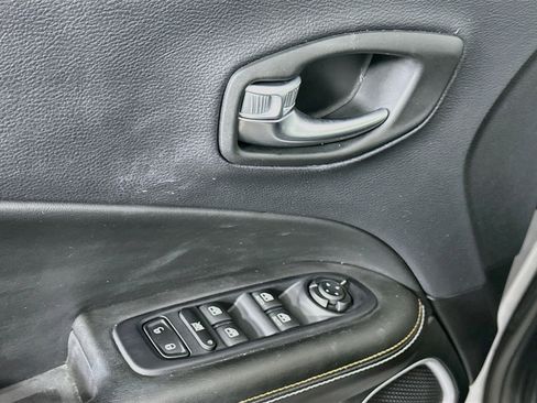 Used 2018 Jeep Compass Latitude FWD image 15