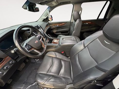 Used 2019 Cadillac Escalade Luxury w/ Escalade Sport Edition image 9
