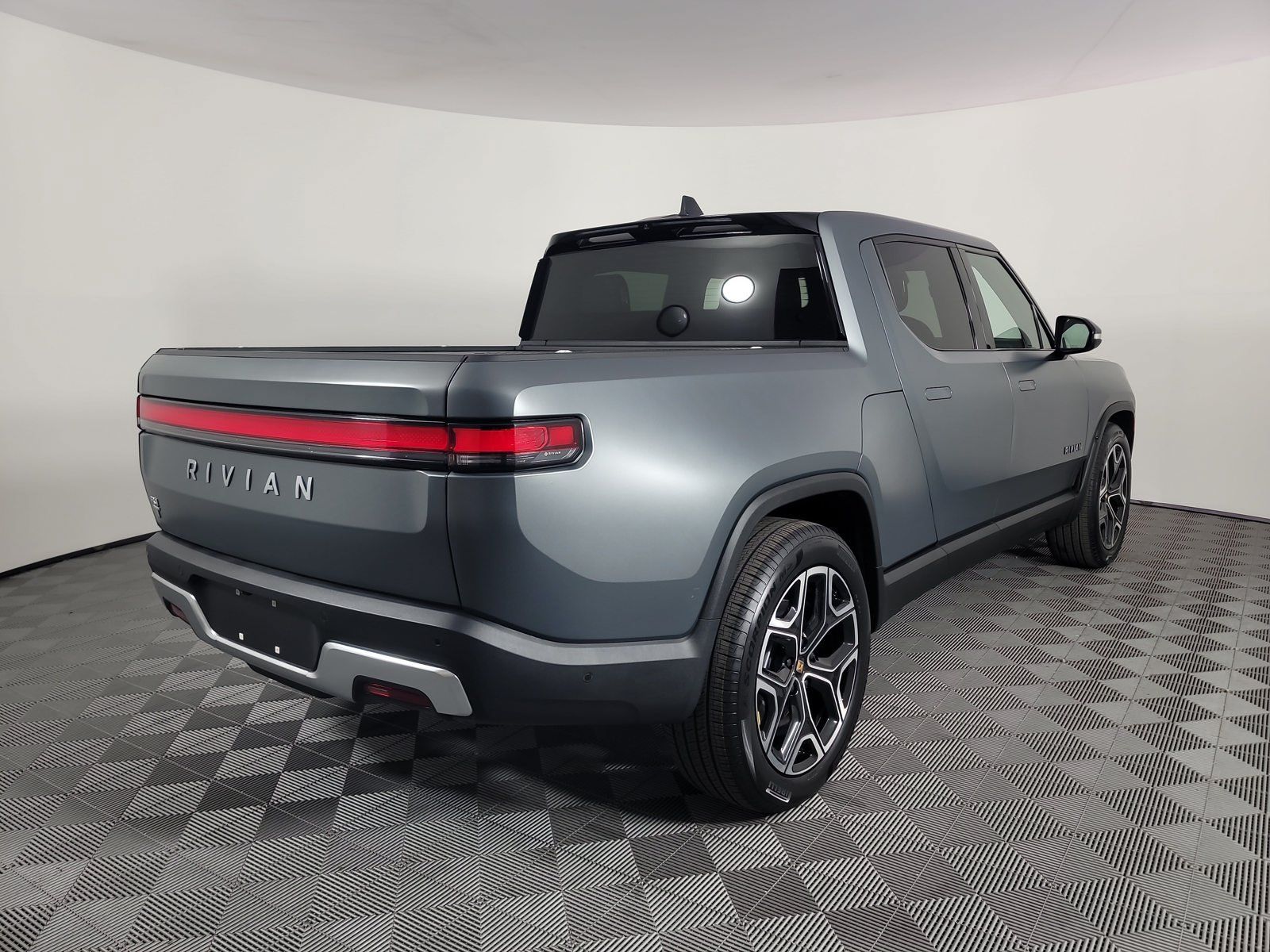 Used 2024 Rivian R1T Adventure Dual AWD/4WD image 5