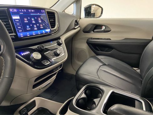 Used 2024 Chrysler Pacifica Touring-L FWD image 36