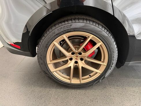 Certified 2024 Porsche Macan S AWD/4WD image 12