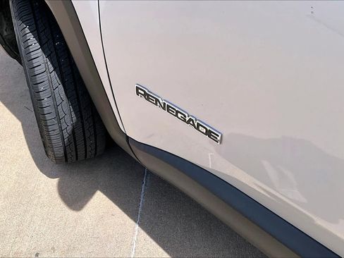 Used 2018 Jeep Renegade Latitude FWD image 33
