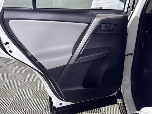 Used 2018 Toyota RAV4 LE AWD/4WD image 18