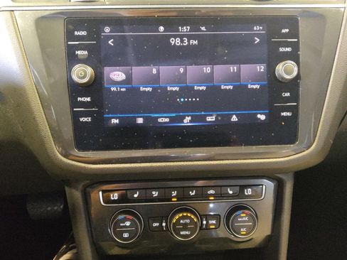 Used 2021 Volkswagen Tiguan SE w/ Panoramic Sunroof Package image 25