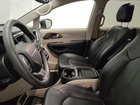 Used 2020 Chrysler Voyager Lxi FWD image 17