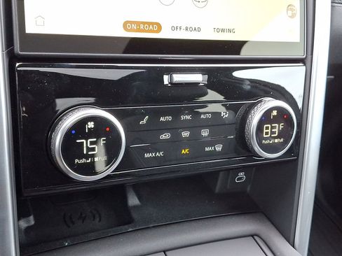 Certified 2025 Land Rover Discovery S image 25