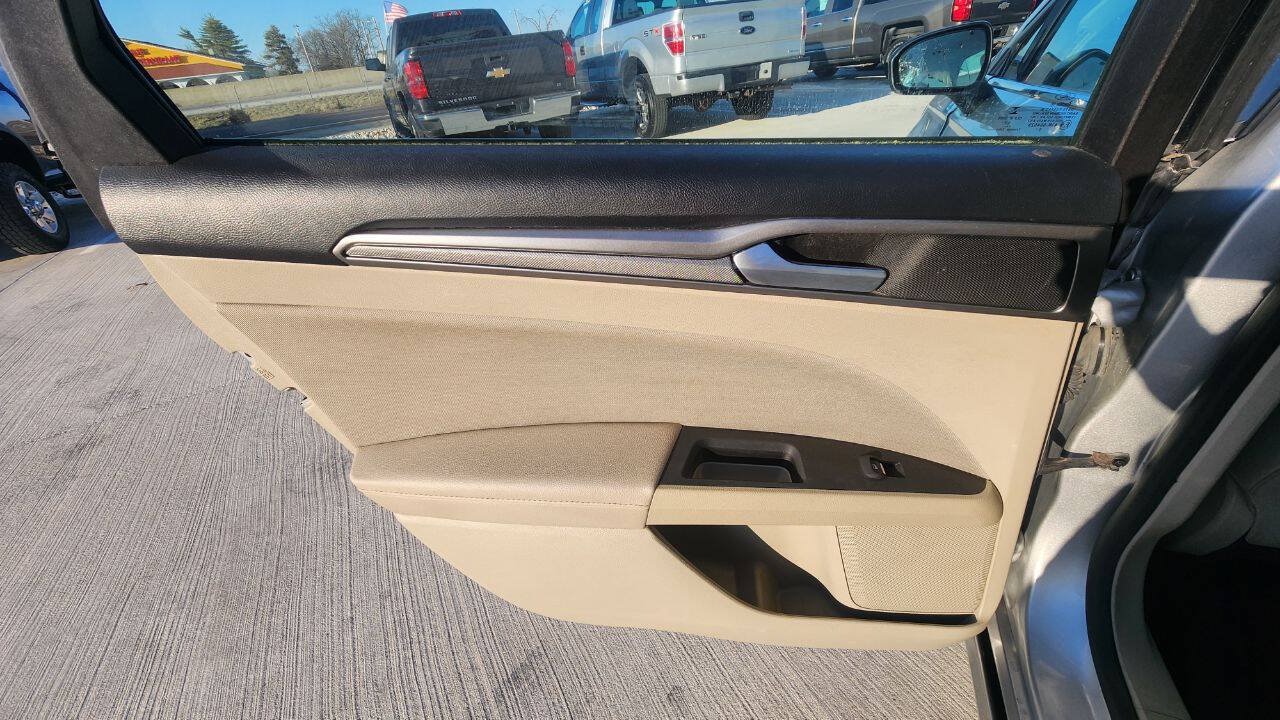 Used 2019 Ford Fusion SE FWD image 19