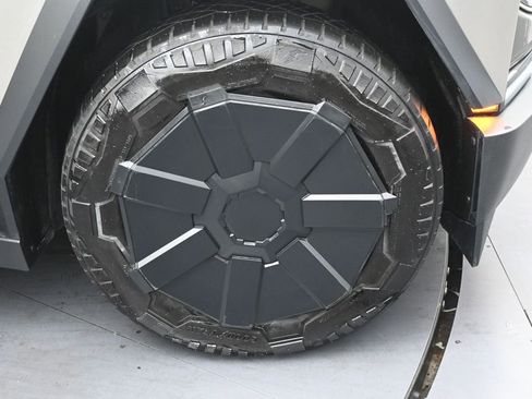 Used 2024 Tesla Cybertruck AWD Crew Cab image 34