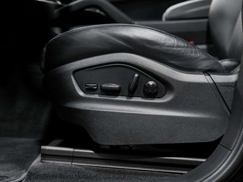 Used 2023 Porsche Cayenne w/ Premium Package image 30