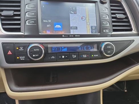 Used 2018 Toyota Highlander XLE image 29