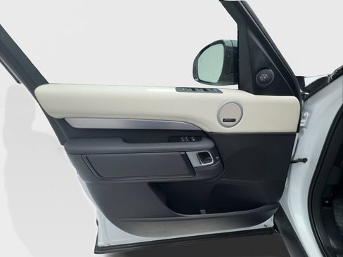 Used 2025 Land Rover Discovery Dynamic SE AWD/4WD image 32