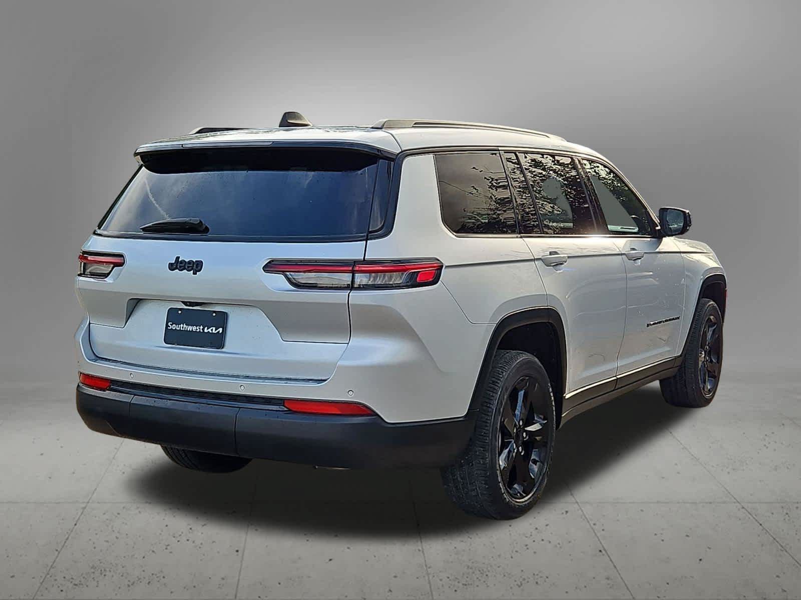 Used 2023 Jeep Grand Cherokee L Laredo RWD image 5