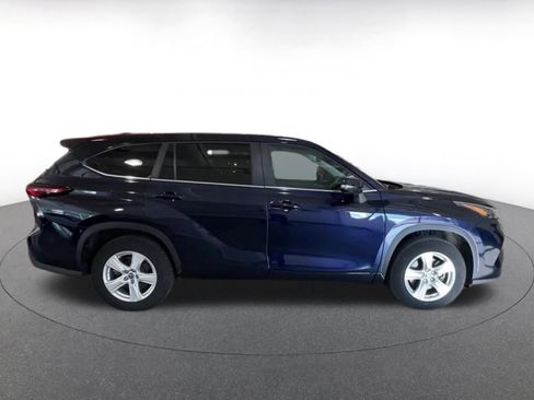 Used 2025 Toyota Highlander LE FWD image 12