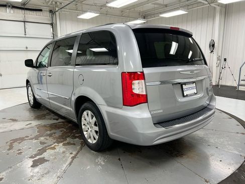 Used 2014 Chrysler Town & Country Touring image 4