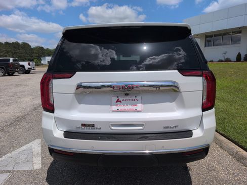 Used 2023 GMC Yukon XL SLT w/ SLT Luxury Package image 3