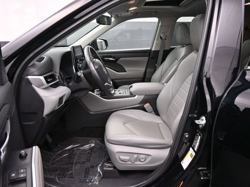Used 2022 Toyota Highlander XLE AWD/4WD image 23