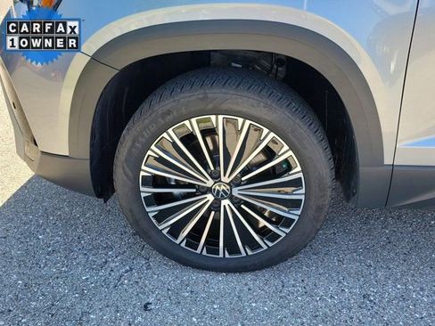 Used 2025 Volkswagen Taos SE FWD image 12
