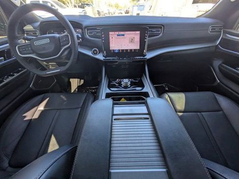 Used 2025 Jeep Wagoneer L Series II image 13