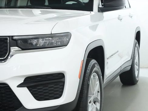 Used 2023 Jeep Grand Cherokee Laredo X AWD/4WD image 4