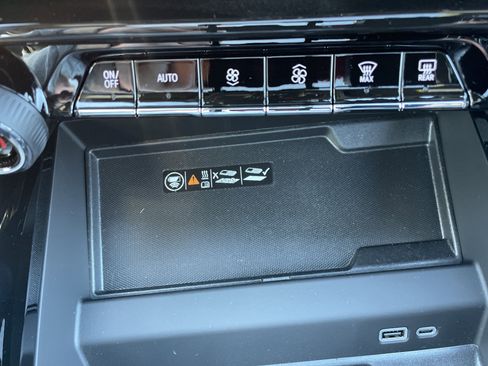 Used 2025 Chevrolet Suburban High Country image 42