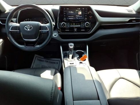 Used 2021 Toyota Highlander XLE AWD/4WD image 18