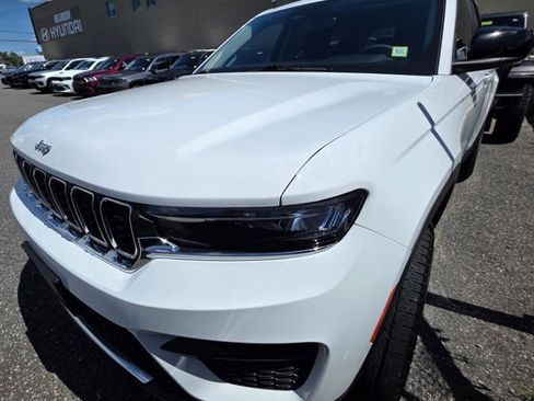 Used 2023 Jeep Grand Cherokee Laredo AWD/4WD image 2