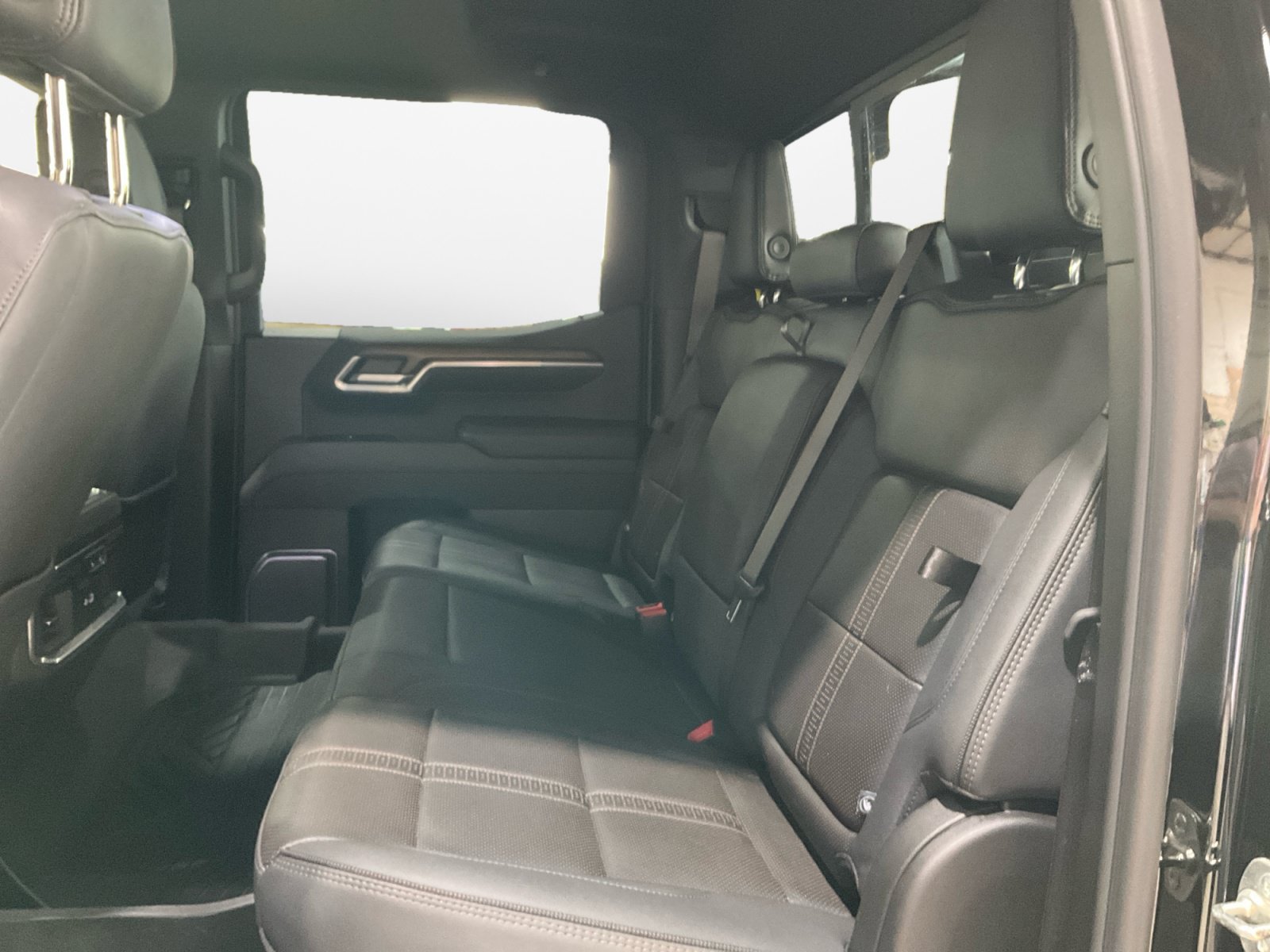 Used 2025 Chevrolet Silverado 1500 High Country w/ Midnight Edition AWD/4WD image 15