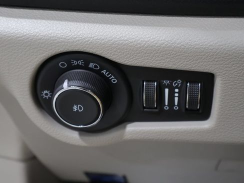 Used 2023 Chrysler Pacifica Touring-L FWD image 29
