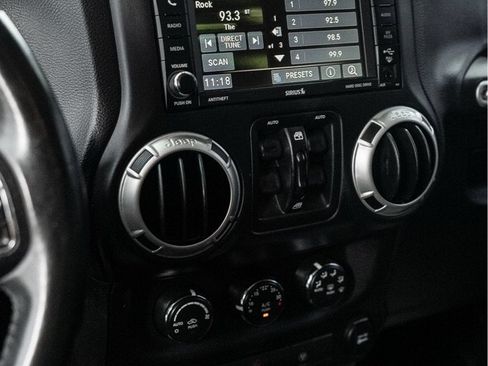 Used 2017 Jeep Wrangler Unlimited Sahara w/ Connectivity Group AWD/4WD image 15