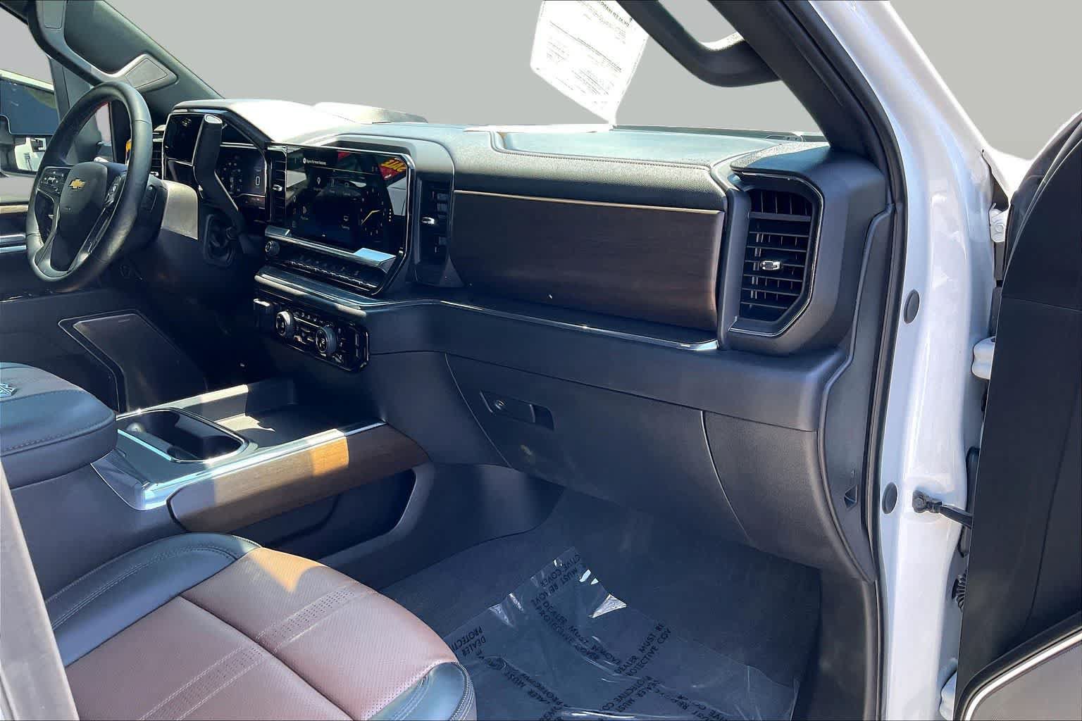 Used 2025 Chevrolet Silverado 2500 High Country w/ High Country Premium Package AWD/4WD image 16