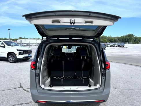 Used 2023 Chrysler Pacifica Touring-L FWD image 22