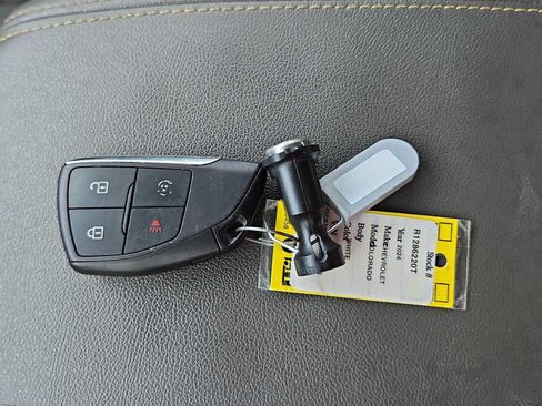 Used 2024 Chevrolet Colorado ZR2 w/ ZR2 Convenience Package III AWD/4WD image 24