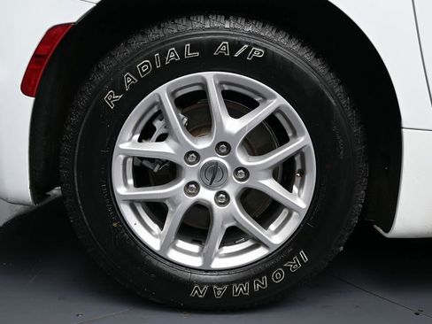 Used 2024 Chrysler Pacifica Touring-L image 13