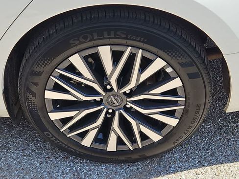 Used 2025 Nissan Altima 2.5 SV FWD image 12
