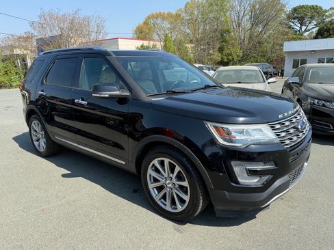 Used 2017 Ford Explorer Limited image 3