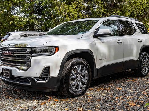 Used 2023 GMC Acadia SLT w/ LPO, Floor Liner Package image 3