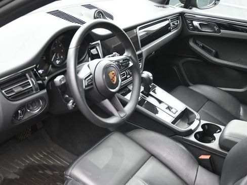 Certified 2025 Porsche Macan AWD/4WD image 6
