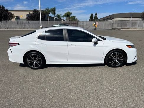Used 2018 Toyota Camry SE FWD image 3