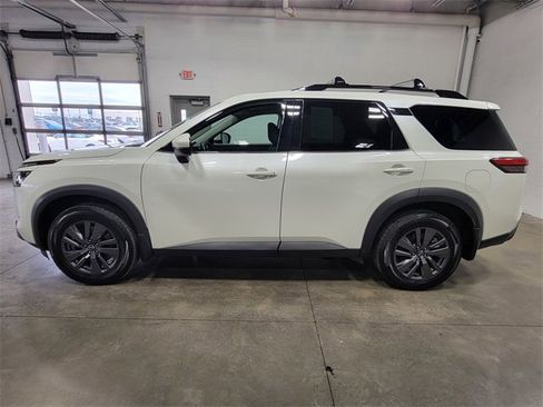 Used 2022 Nissan Pathfinder SV image 3