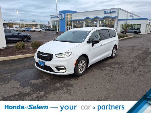 Used 2024 Chrysler Pacifica Touring-L image 1