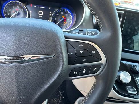 Used 2024 Chrysler Pacifica Touring-L FWD image 10