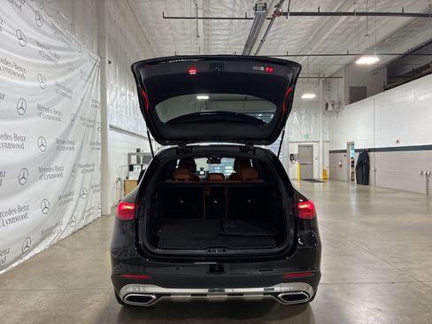 Used 2025 Mercedes-Benz GLC 350e 4MATIC image 32