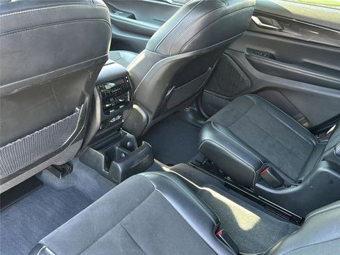 Used 2023 Jeep Grand Cherokee L Laredo image 28