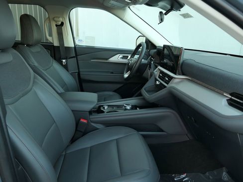 Used 2025 Ford Explorer Active w/ Active Comfort Package image 27