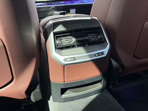 Used 2025 BMW 760i xDrive w/ Executive Package AWD/4WD image 40