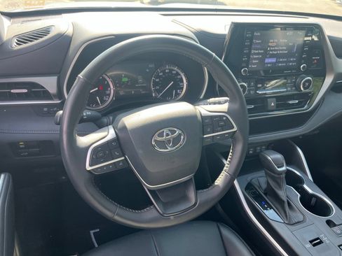 Used 2022 Toyota Highlander XLE FWD image 16